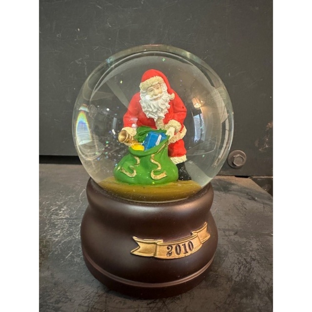 Target‎ 2010 Santa Claus Musical Water Globe Twelve Days of Christmas Snow Globe